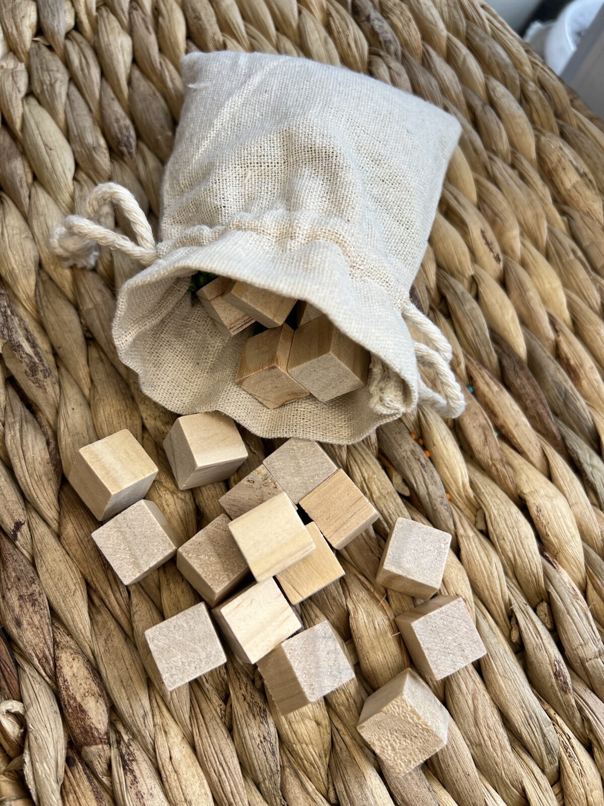 Lniany woreczek z drewnianymi kostkami